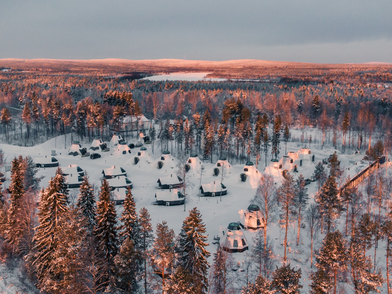 Apukka Resortin majoitusaluetta talvisessa ilmakuvassa vuodelta 2021. Ei vuoden 2026 uusia igluja.