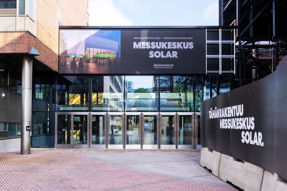 Messukeskus Solarin uusi eteläinen sisäänkäynti rakennustyömaan vieressä.