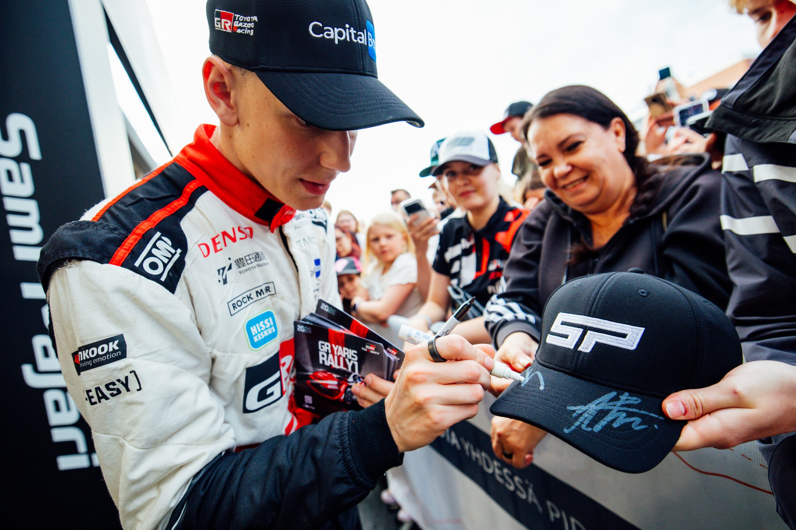 Sami Pajari jakaa nimikirjoituksia yleisölle Secto Rally Finlandin yhteydessä