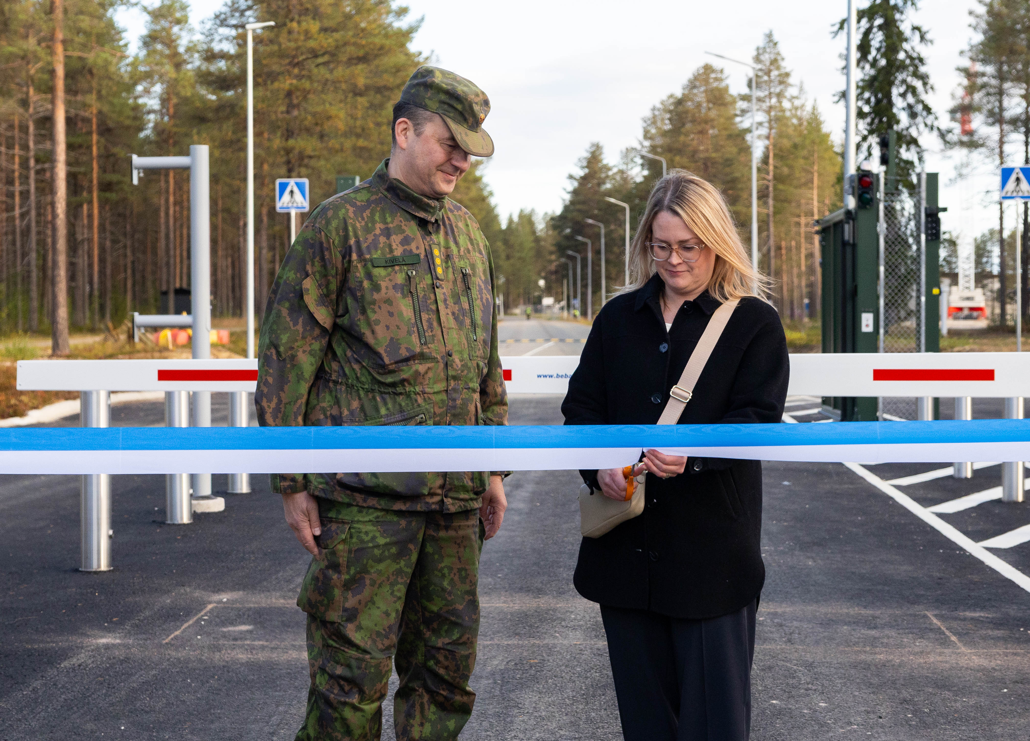 Jääkäriprikaatin komentaja Marko Kivelä ja Puolustuskiinteistöjen asiakaspäällikkö Kati Heikka avaavat Sodankylän varuskunnan uuden pääportin.
