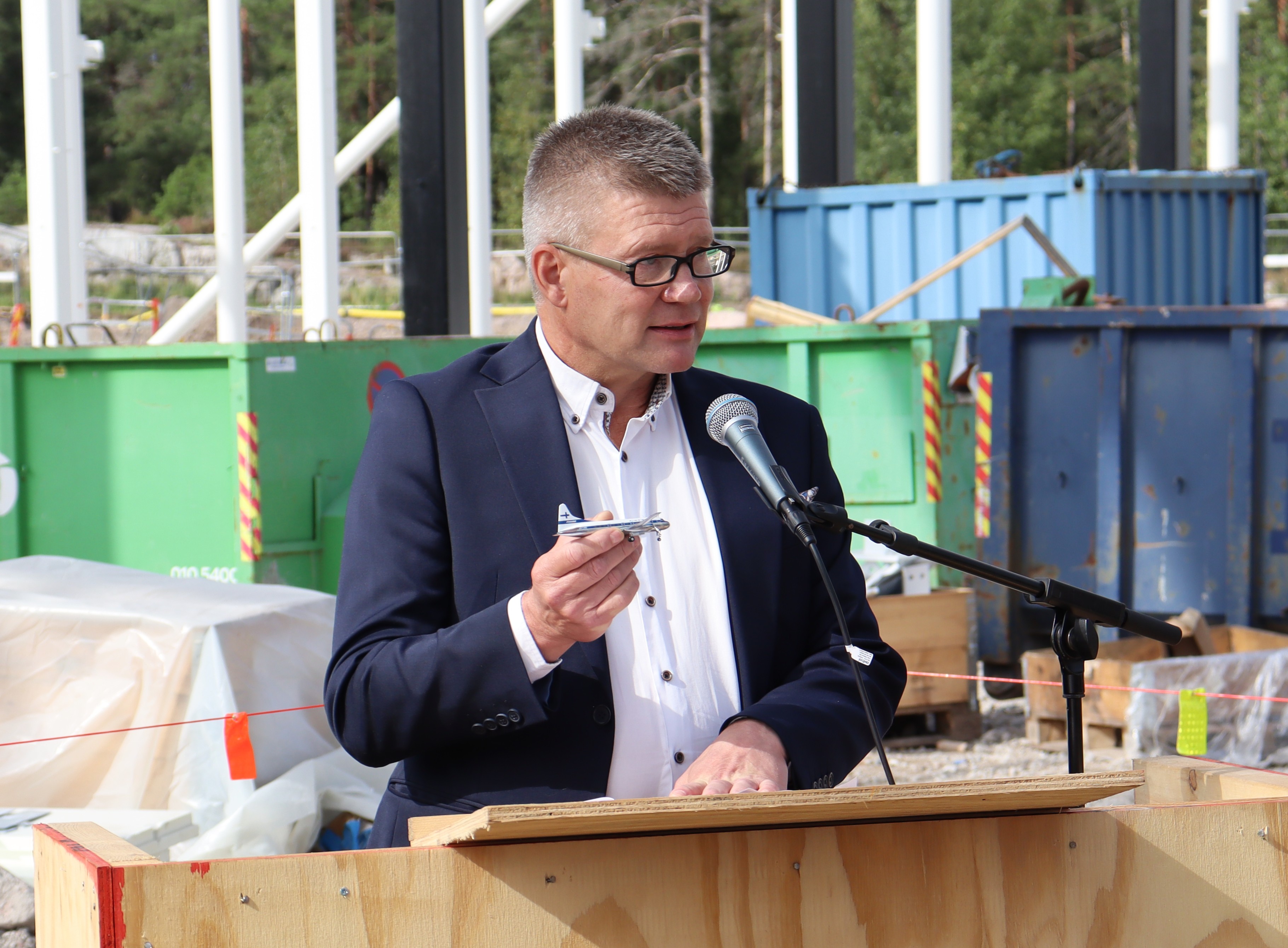 Suomen Ilmailumuseosäätiön hallituksen puheenjohtaja Jarkko Konttinen esittelee Convair Metropolitanin pienoismallia museon rakennustyömaalla.